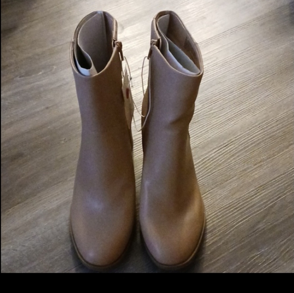 Final $6 "Its A New Day Vegan Leather Side Zip Ankle Boot. Sz. 11 Tan